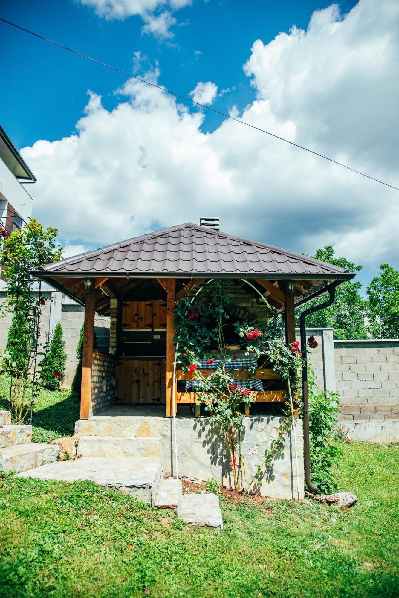 Apartmani Maslacak Vrdnik Esterno foto